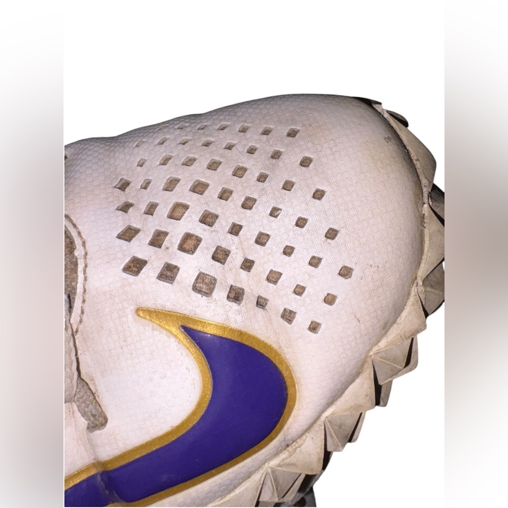 SOLD
NIKE ALPHA HUARACHE 6 ELT TF LAX LE SIZE 9 White, gold & purple shoes - Picture 10 of 15